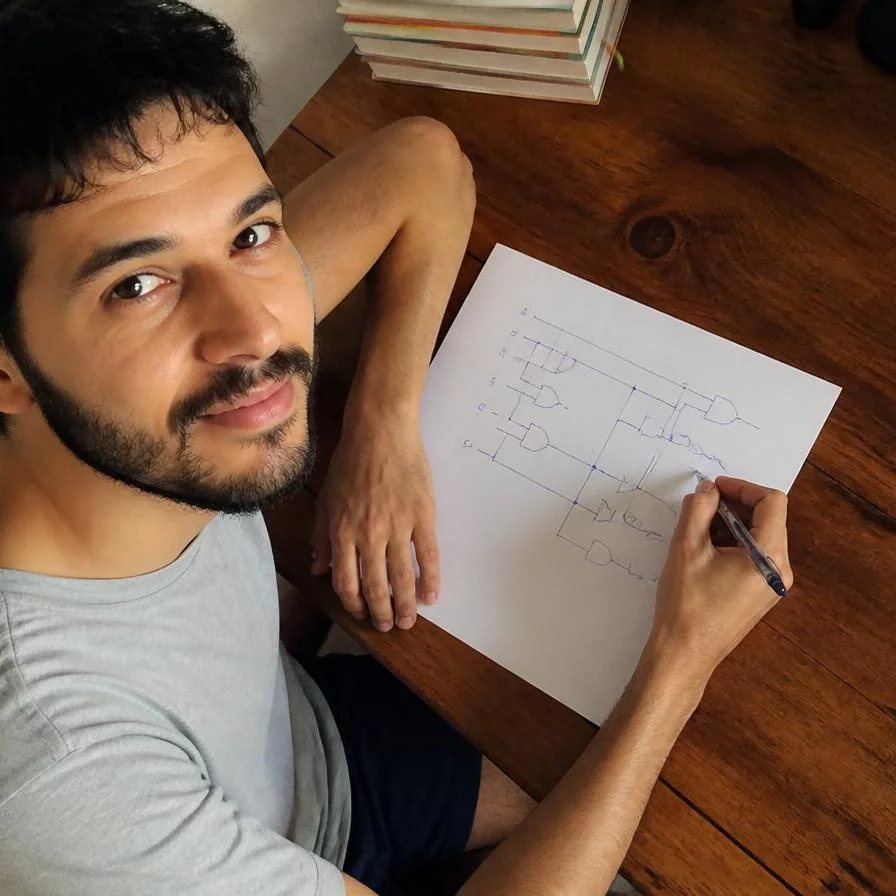Duas pessoas relendo num tablet as notas da rodada anterior, apoiadas na mesa de madeira